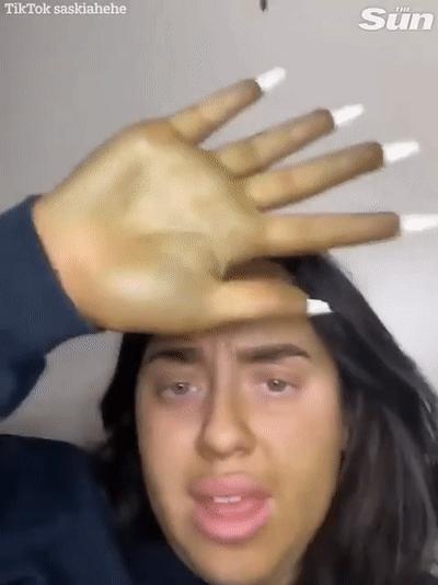 美国妹纸使用过期一年的美黑乳液，全身变绿，自嘲变成怪物史莱克