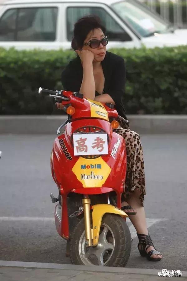 令人泪目的99张照片高考,高考家长等待图片