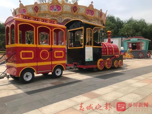 昆明商场人堆里穿梭的小火车!你有证吗?司机培训过吗?出事谁负责?