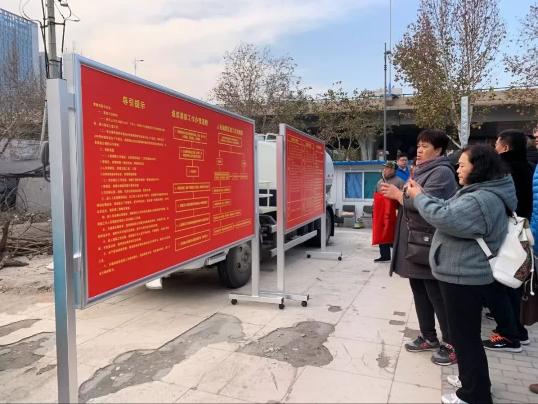 济南诚基中心商铺退房开始登记，现场答疑，不少业主提前来问情况