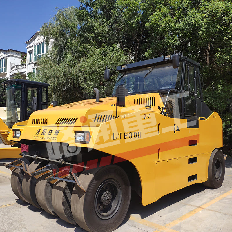 高速路油面摊铺作业流程,大型压路机压沥青路面视频