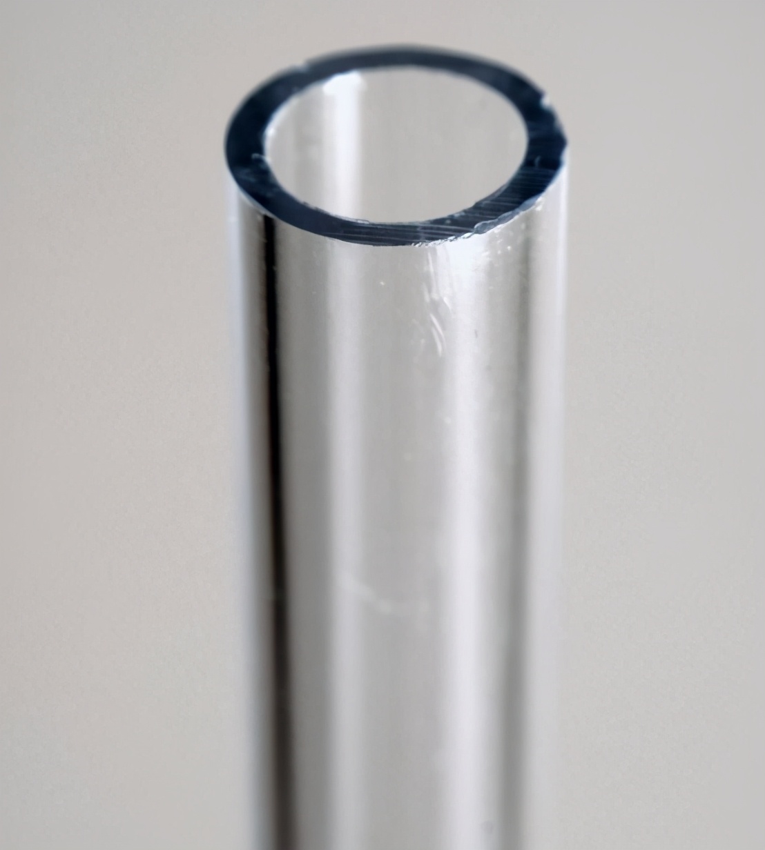 亚克力跟玻璃有什么区别,亚克力是塑料还是金属