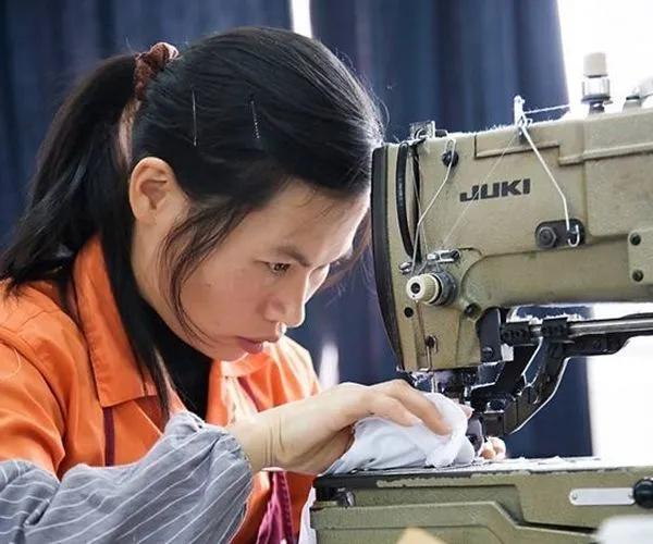 一百元的衣服和五百元的衣服,100元和一千元衣服