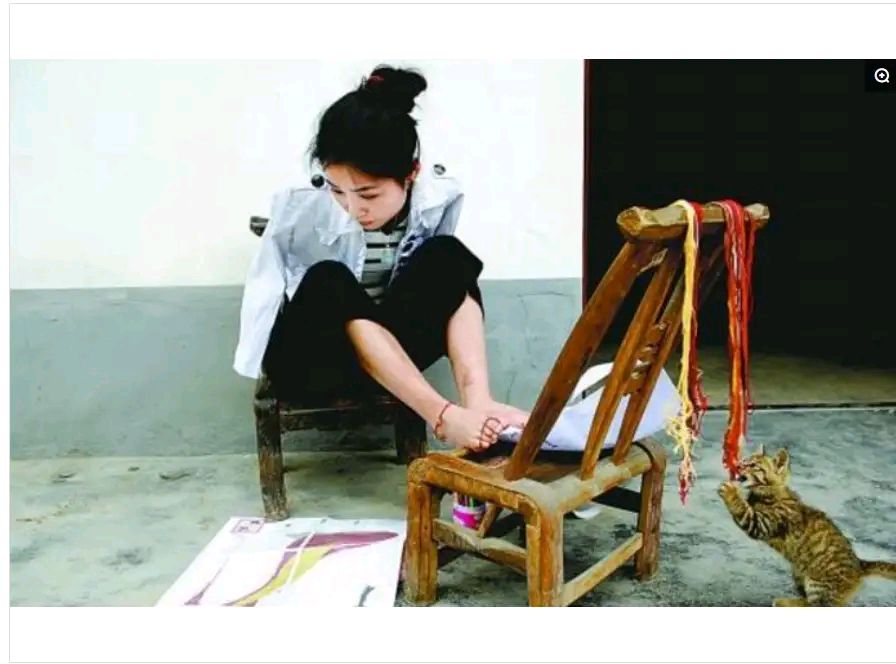 断臂女孩用脚绣花抖音号,用脚刺绣的女孩