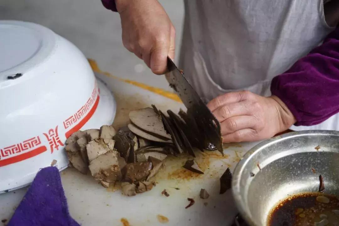 炕锅羊肉面最正宗做法,柴火灶大铁锅炖羊肉