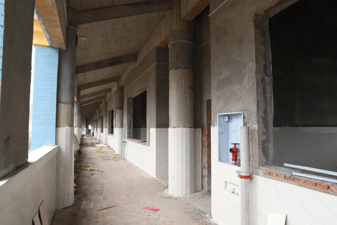 教学楼占地面积6000平方米,20000平方米学校