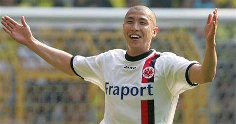 他是韩版王刚，由前锋改打边后卫后，终成韩国一代名将