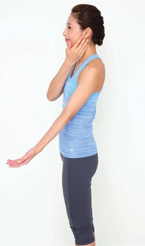 如何矫正肩膀弯曲,驼背手臂粗怎么矫正