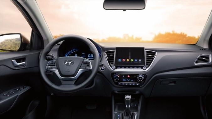 小伙喜提新款桑塔纳手动舒适,年轻人的第一辆车买电车还是油车