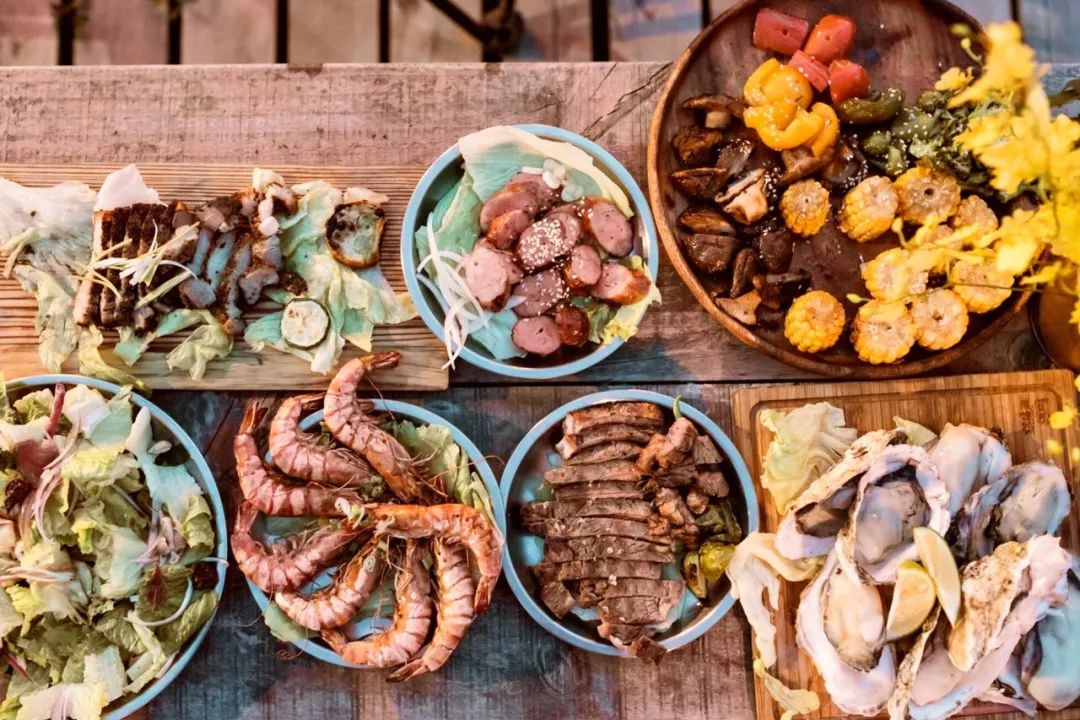 他把工作丢着，专找美景荒地吃饭：这是一天最好的时候