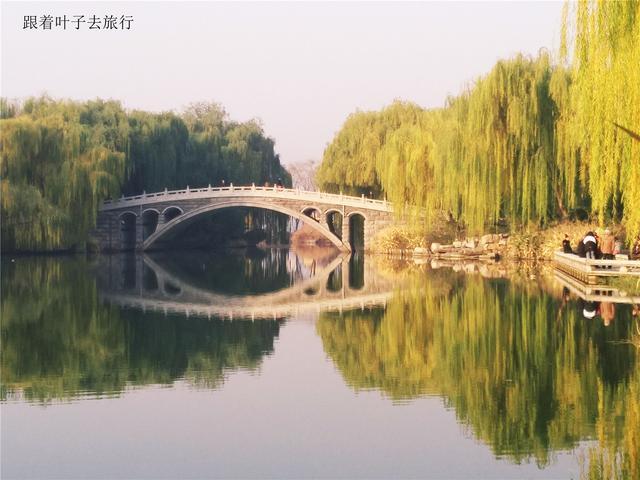 大明湖畔南丰祠雨荷厅前的荷花池,大明湖南丰祠的传说