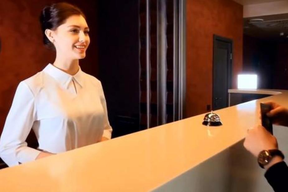 酒店前台女员工工资多少,酒店前台为什么一般都是女的