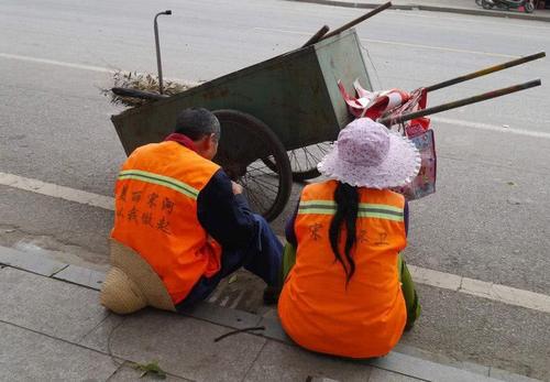 小区保洁员工作累不累,小区里物业保洁员好干吗