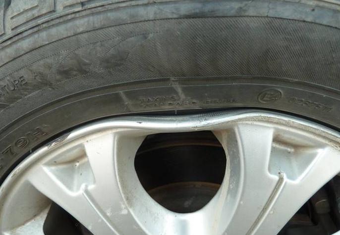 轮胎老是慢慢漏气又检查不出原因,轮胎莫名其妙的瘪了