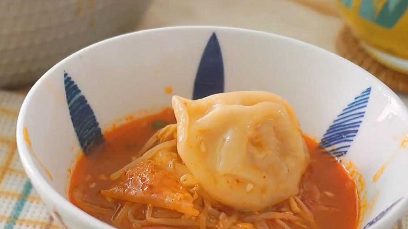 热腾腾的泡菜饺子锅吃起来超满足,必品阁韩国泡菜饺子的做法
