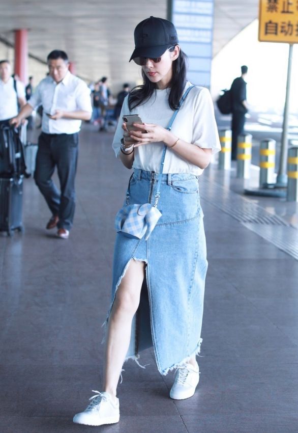 李冰冰穿同款气场竟藏不住,李冰冰黑色绕颈礼裙完美曲线