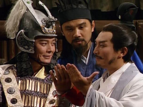 穿恨天高坐地铁的社死现场,两位男士都不忍看这次“崴脚表演”