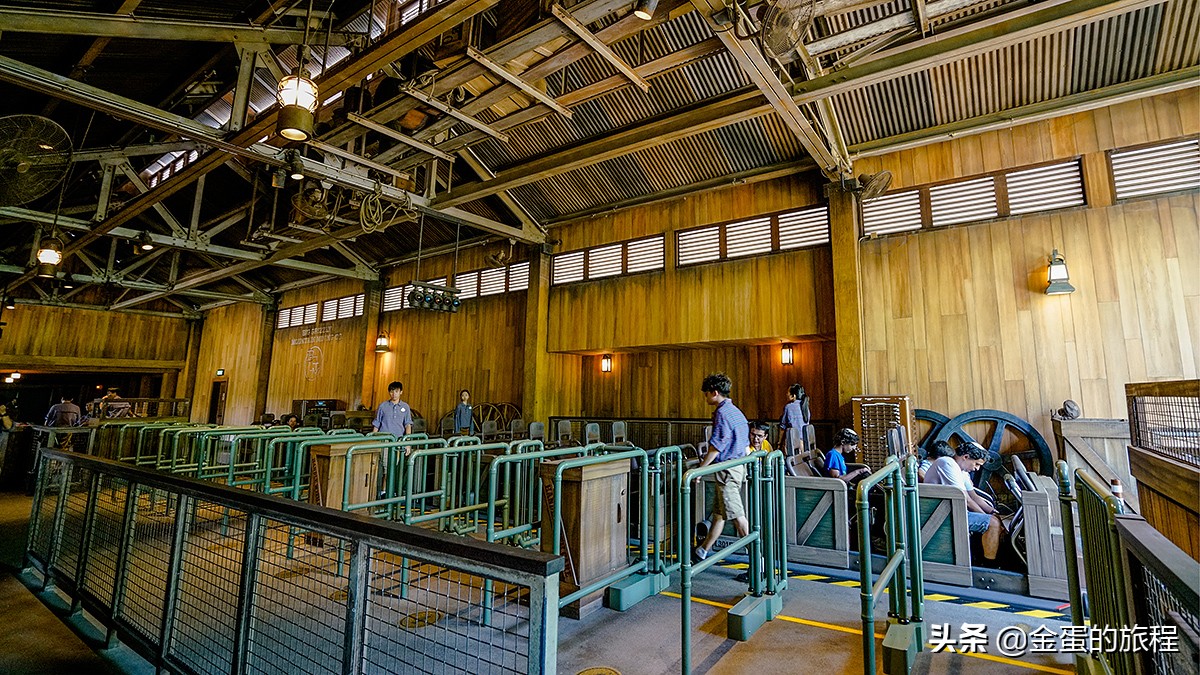 你应该能猜到,目前世界上最惨淡迪士尼乐园就是香港了,确实惨