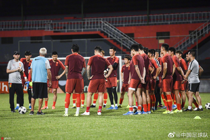 国足对马来西亚比赛回放,国足修球场