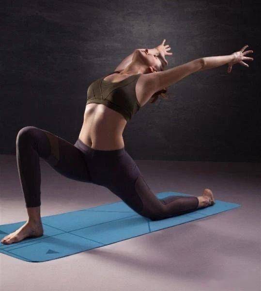 拉伸大腿前侧的的瑜伽体式有哪些,拉伸瑜伽大腿前侧的最佳动作
