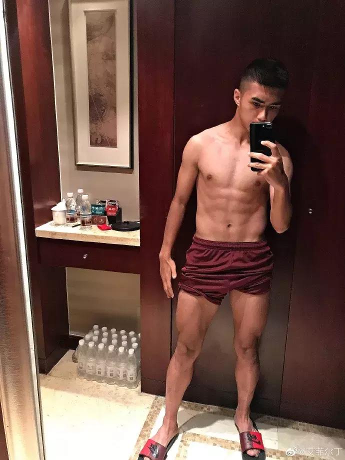 我不是白斩鸡！国足小将发微博自证好身材