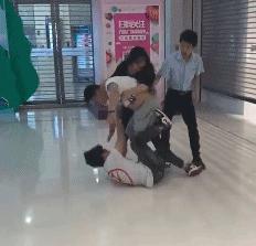 三秒卖衣服,摆地摊30秒卖出一件衣服