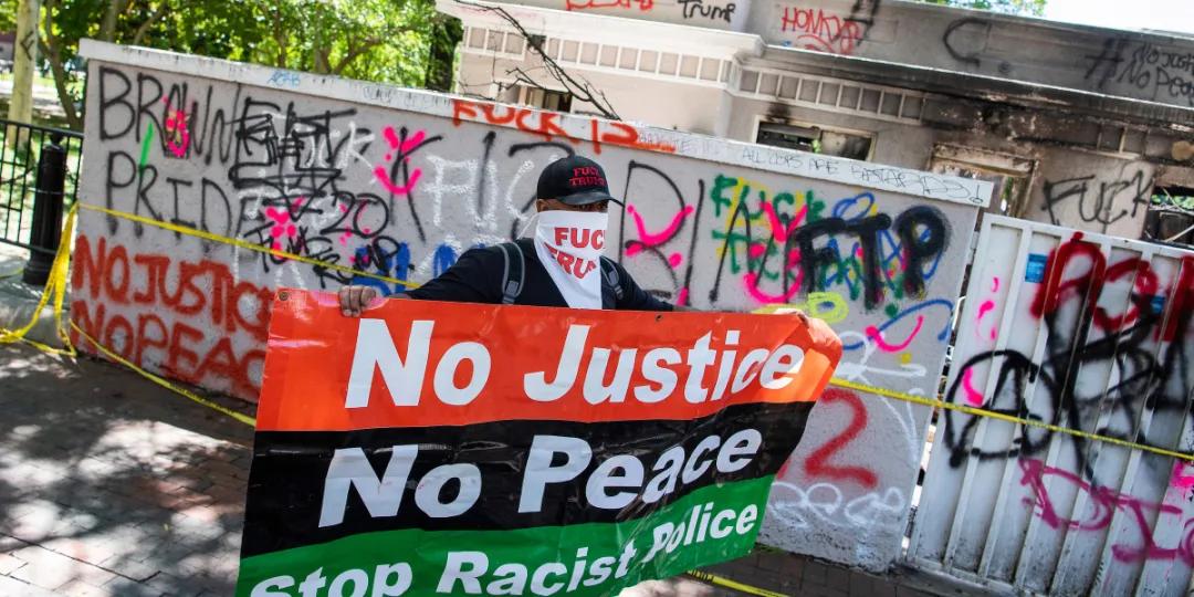 假鞋贩子隔空给黑人兄弟送补给，全球开启“地摊经济”模式