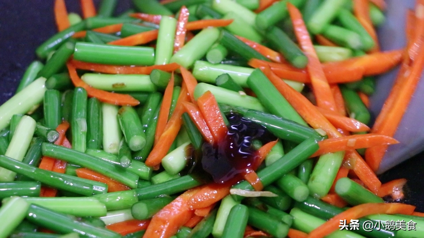 炒蒜苔时，最忌直接切直接炒，多加这2步，蒜薹又脆又嫩还入味