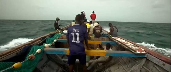 非洲人的捕鱼绝技，一天能捕7吨鱼，出海全凭肉眼找鱼