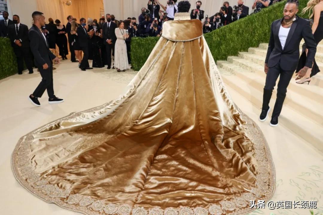 卡戴珊化身摄魂怪、碧梨赛白雪公主...今年METGALA妖魔鬼怪再出洞