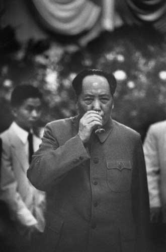 毛主席不是不喝酒吗，为何遗物中有4公斤茅台？揭秘背后的真相