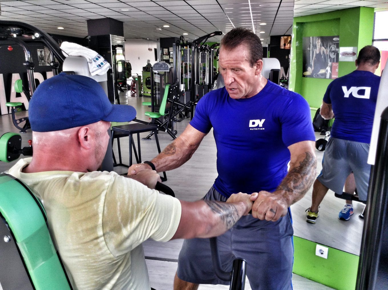 退役后坚持锻炼的球星,退役八年的搏击运动员重新训练