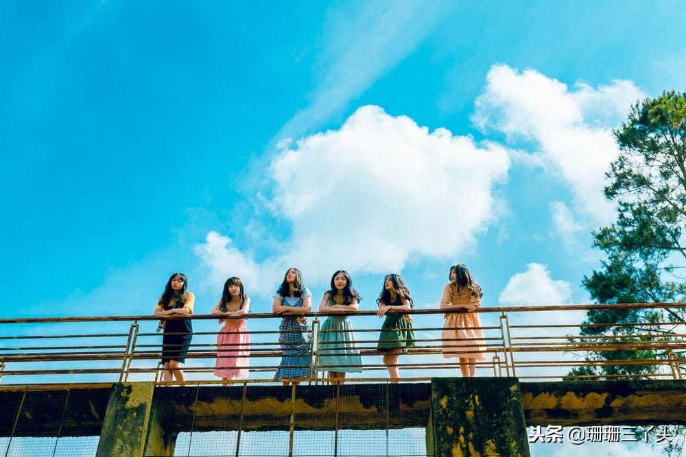 拍照手脚怎么摆好看,旅行照片拍照技巧口诀