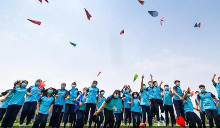 考试过程中作弊情节严重构成犯罪,高考左顾右盼会被判为作弊吗