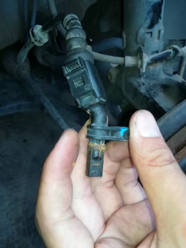 桑塔纳abs传感器更换教程,新桑塔纳更换机油压力传感器