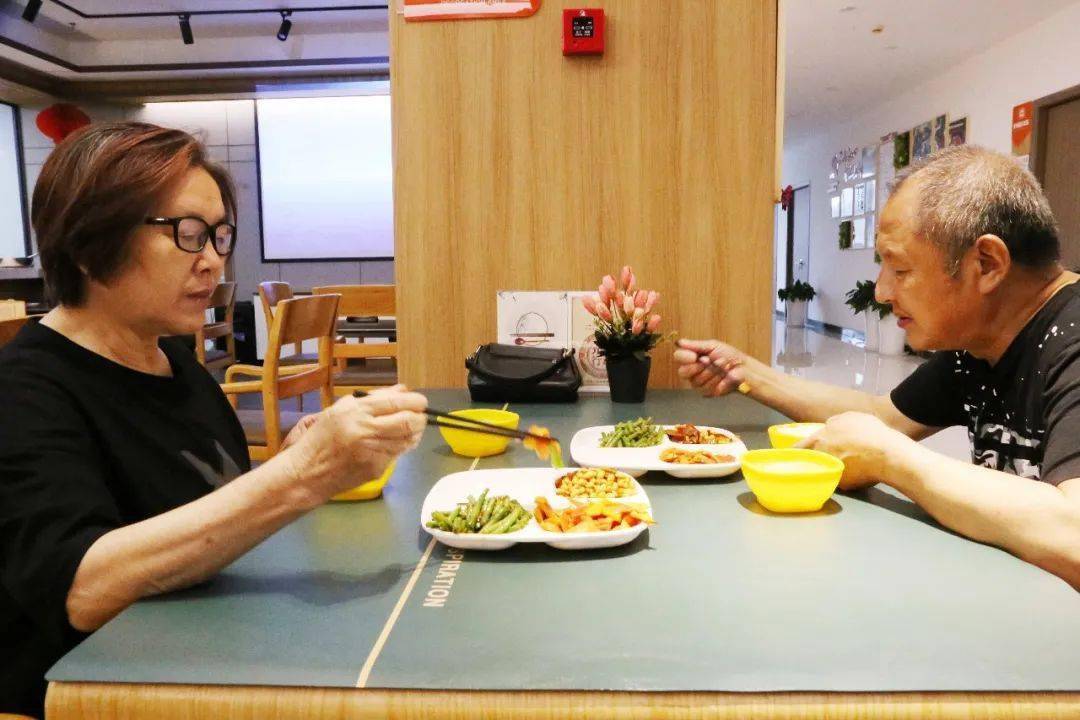 最新社区养老服务建设,今年将建成100个集中养老服务站点