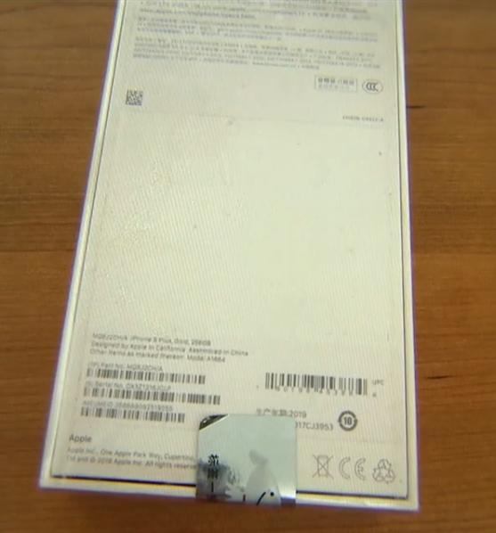 小伙花288元网购了一部苹果11手机,小伙买了一箱苹果打开后傻眼了