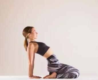 腰腹易囤肉?多是经络不畅,每天这么躺1分钟,久坐也不长肉