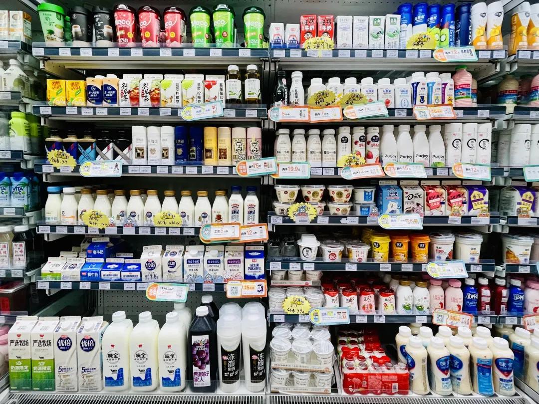 分裂的酸奶：一边“狂加料”，一边“零添加”