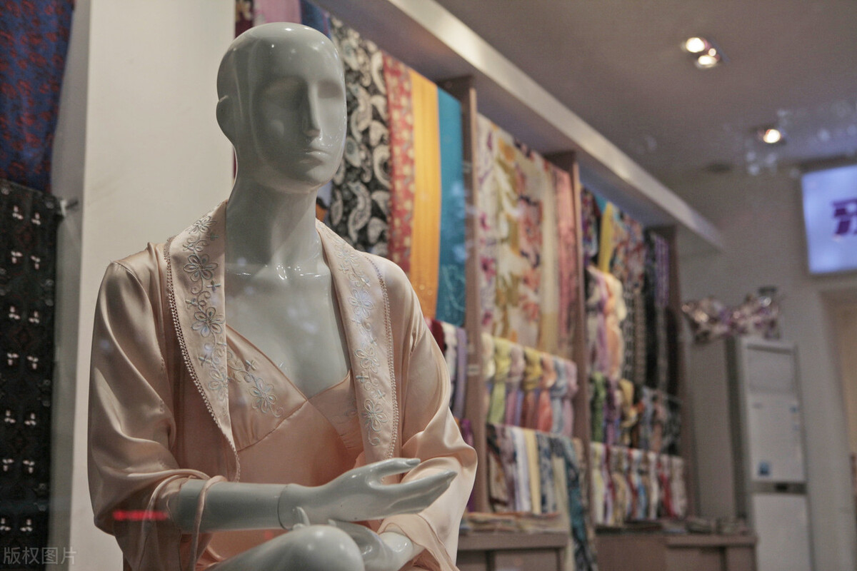 桑蚕丝衣服的优缺点有哪些,桑蚕丝和棉混纺的面料优缺点