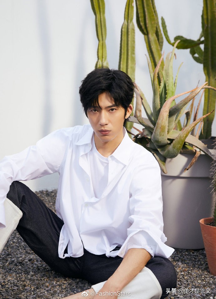 井柏然黑色大衣穿搭,井柏然黑色毛衣