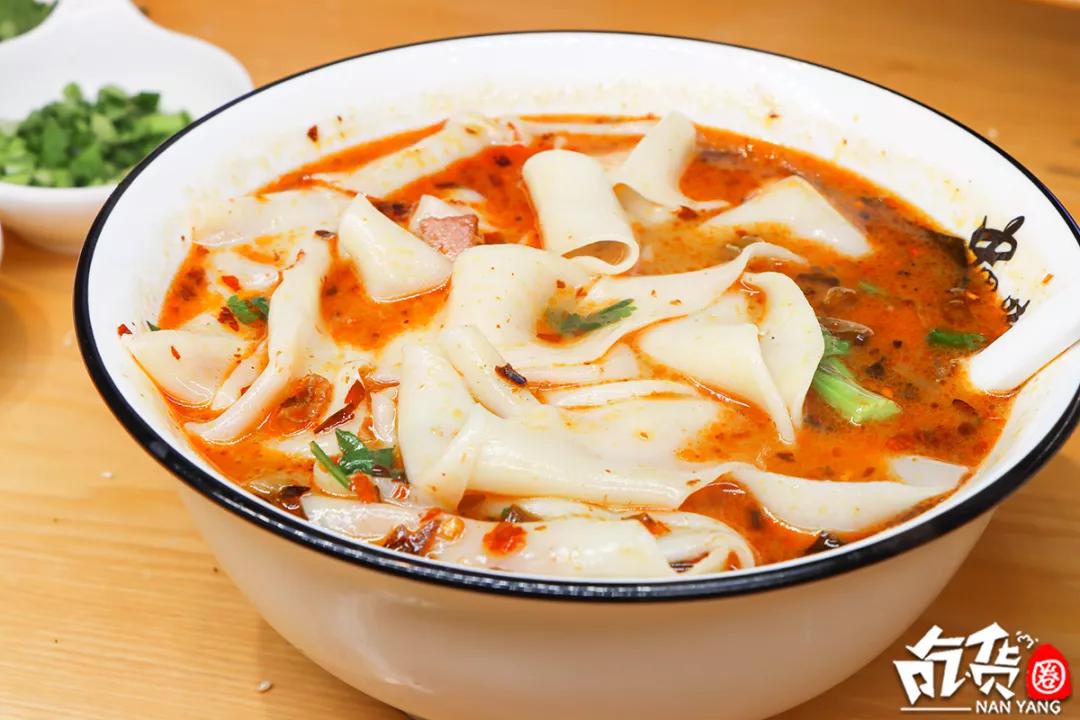 南阳这家羊肉汤，每天卖出200碗！进门先排队，羊肉包子抢着吃