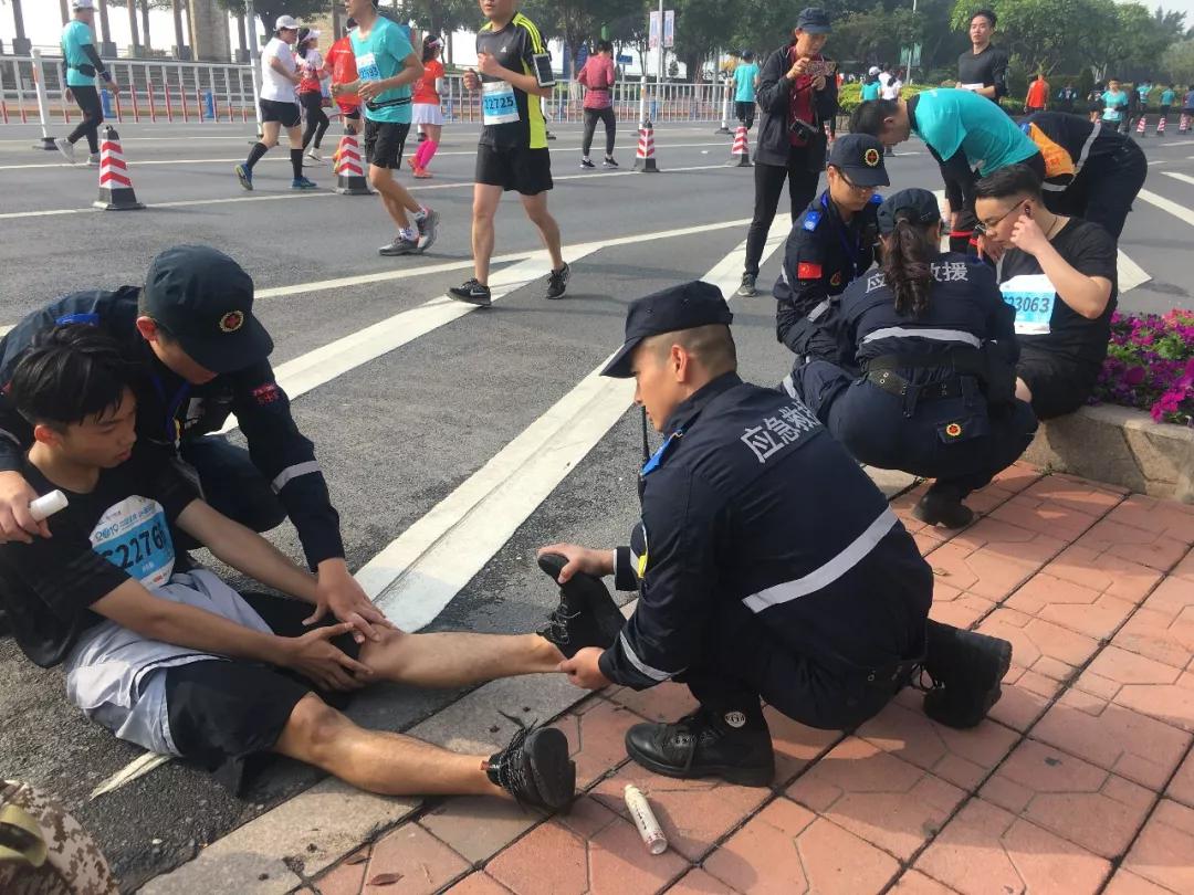 在街头当志愿者,凌晨四点出门当志愿者