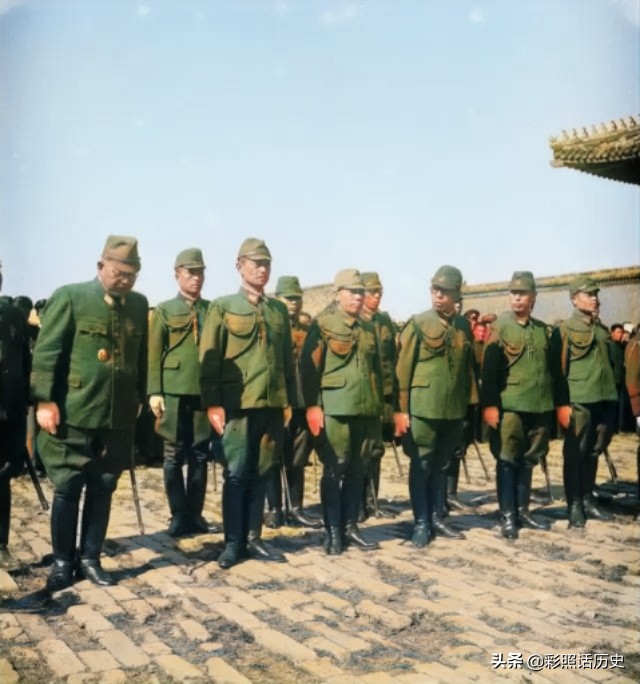 日军受降仪式彩色老照片,老照片东南亚战场上投降的日军