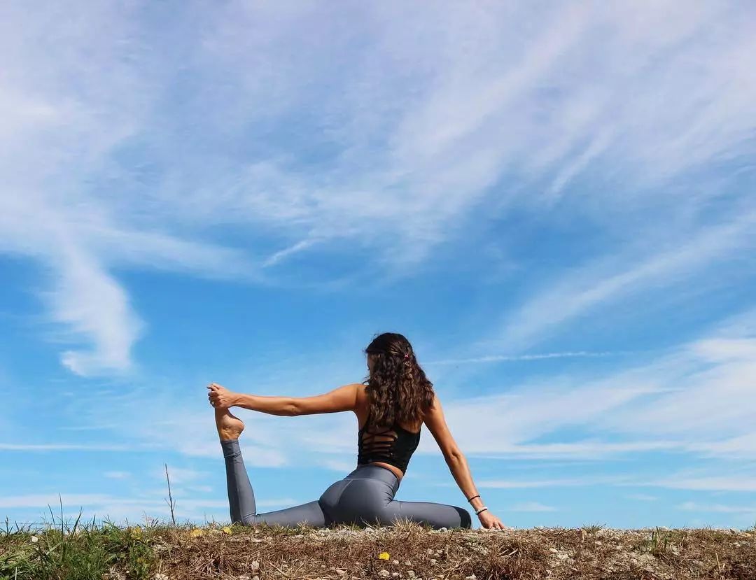 能让身体迅速出汗的动作,来点轻松弹跳步