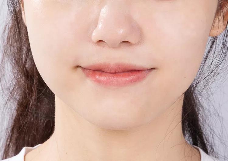 不建议女人总用粉底液原因,适合40岁女人用的粉底液