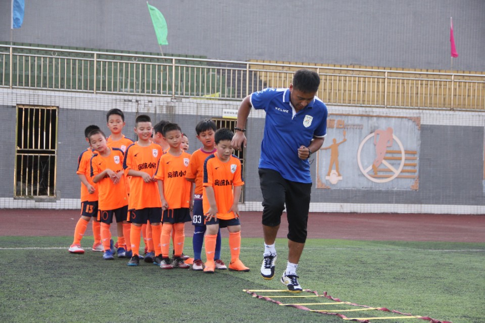 南充足球青训俱乐部,南充奥航足球俱乐部教练