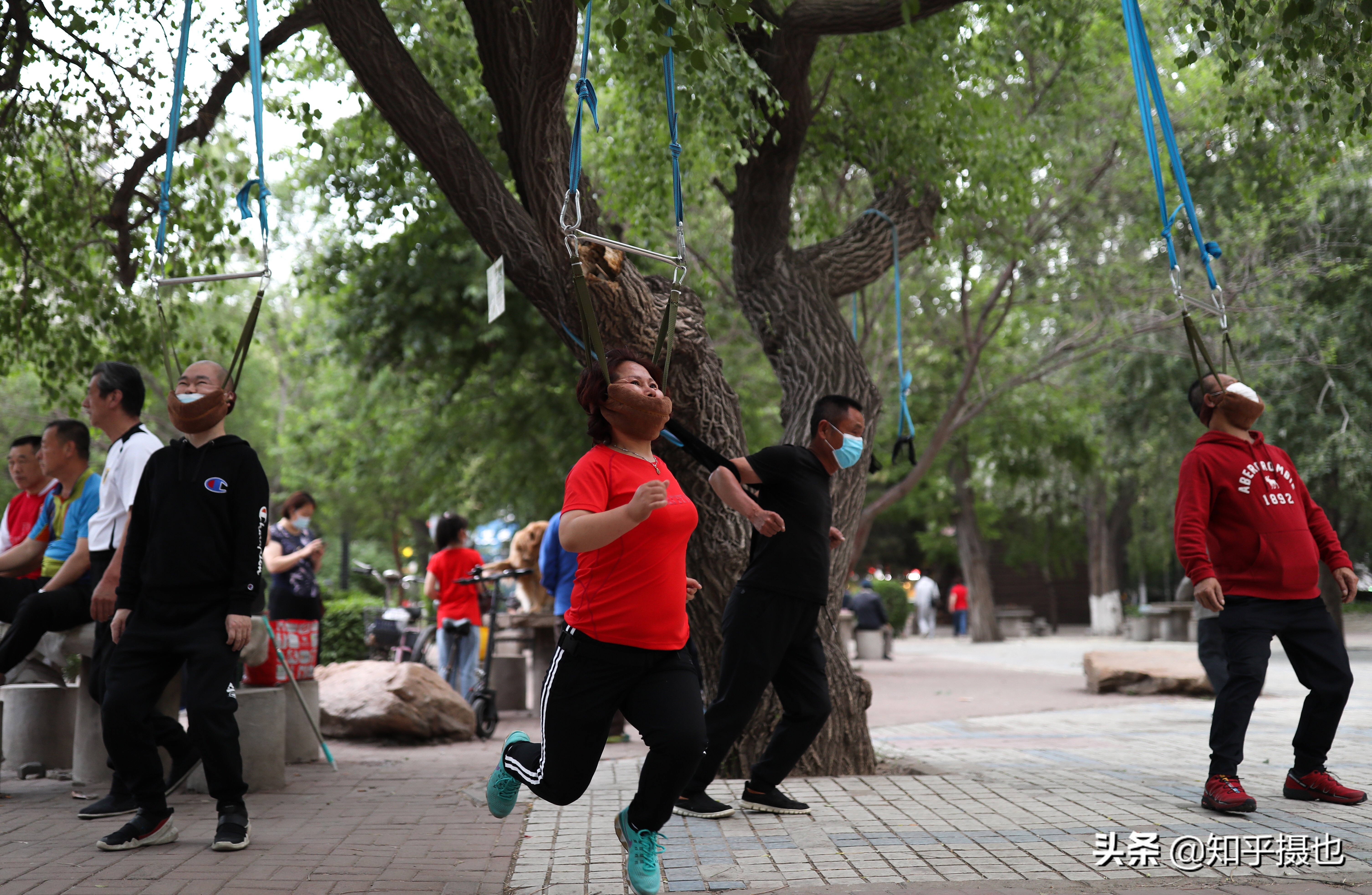 吊脖子健身治颈椎病，你敢前来一试不？