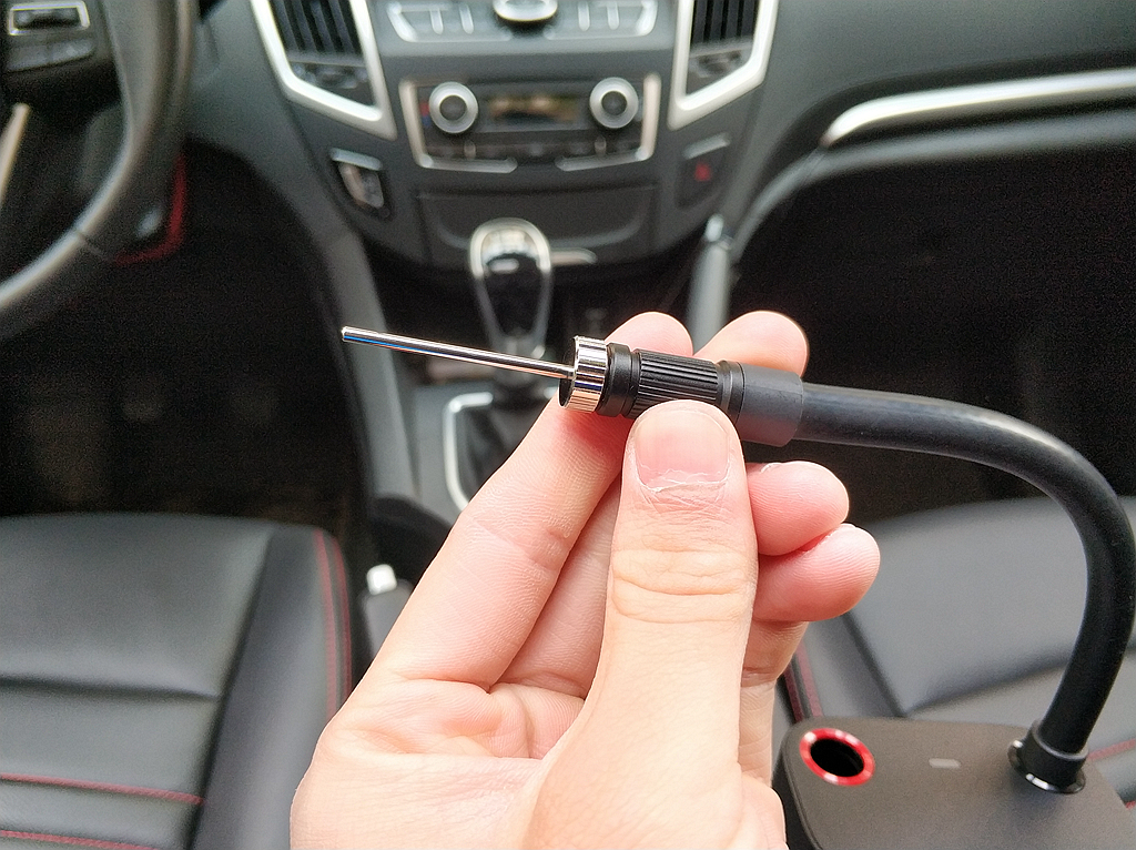 米家推出首款可以给汽车轮胎打气的设备，体积只有一个手机那么大
