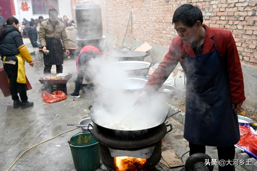 新春流动宴席一条龙服务,春节打工人返乡热潮